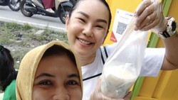 Kalina Ocktaranny Jualan Es Teler Kaki Lima, Pembelinya Antre!