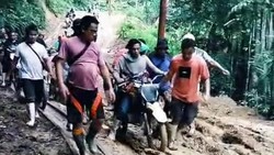 Momen Jenazah Tukang Ojek di Gorontalo Dibonceng Motor gegara Jalan Rusak