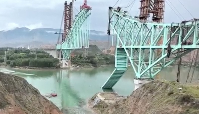 Kondisi konstruksi jembatan di jalur Qinghai dari Jalur Kereta Api Sichuan-Qinghai di Provinsi Qinghai. (Tangakapan Layar Video/REUTERS) Kondisi konstruksi jembatan di jalur Qinghai dari Jalur Kereta Api Sichuan-Qinghai di Provinsi Qinghai. (Tangakapan Layar Video/REUTERS)