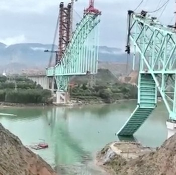 Detik-Detik Proyek Jembatan Kereta Api Ambruk Terekam, 12 Orang Tewas
