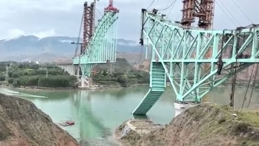 Kondisi konstruksi jembatan di jalur Qinghai dari Jalur Kereta Api Sichuan-Qinghai di Provinsi Qinghai. (Tangakapan Layar Video/REUTERS)