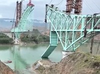 Detik-Detik Proyek Jembatan Kereta Api Ambruk Terekam, 12 Orang Tewas