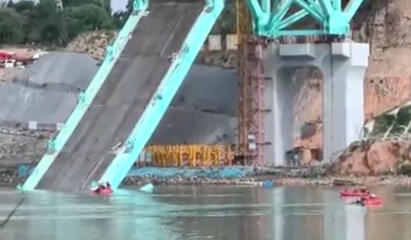 Kondisi konstruksi jembatan di jalur Qinghai dari Jalur Kereta Api Sichuan-Qinghai di Provinsi Qinghai. (Tangakapan Layar Video/REUTERS) Kondisi konstruksi jembatan di jalur Qinghai dari Jalur Kereta Api Sichuan-Qinghai di Provinsi Qinghai. (Tangakapan Layar Video/REUTERS)