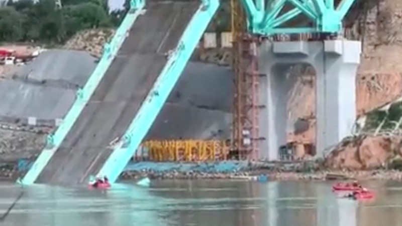 Kondisi konstruksi jembatan di jalur Qinghai dari Jalur Kereta Api Sichuan-Qinghai di Provinsi Qinghai. (Tangakapan Layar Video/REUTERS)