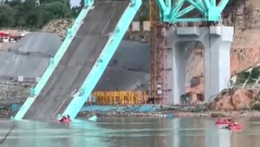 Kondisi konstruksi jembatan di jalur Qinghai dari Jalur Kereta Api Sichuan-Qinghai di Provinsi Qinghai. (Tangakapan Layar Video/REUTERS)