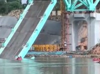 Proyek Jembatan Kereta Ambruk Makan Korban, 12 Pekerja Tewas-4 Hilang