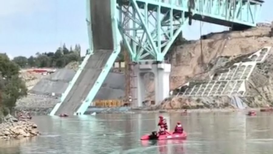 Kondisi konstruksi jembatan di jalur Qinghai dari Jalur Kereta Api Sichuan-Qinghai di Provinsi Qinghai. (Tangakapan Layar Video/REUTERS)