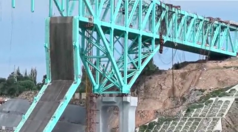 Kondisi konstruksi jembatan di jalur Qinghai dari Jalur Kereta Api Sichuan-Qinghai di Provinsi Qinghai. (Tangakapan Layar Video/REUTERS) Kondisi konstruksi jembatan di jalur Qinghai dari Jalur Kereta Api Sichuan-Qinghai di Provinsi Qinghai. (Tangakapan Layar Video/REUTERS)