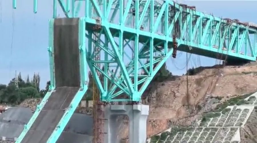Kondisi konstruksi jembatan di jalur Qinghai dari Jalur Kereta Api Sichuan-Qinghai di Provinsi Qinghai. (Tangakapan Layar Video/REUTERS)