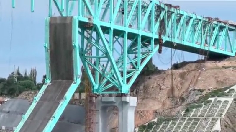 Kondisi konstruksi jembatan di jalur Qinghai dari Jalur Kereta Api Sichuan-Qinghai di Provinsi Qinghai. (Tangakapan Layar Video/REUTERS)