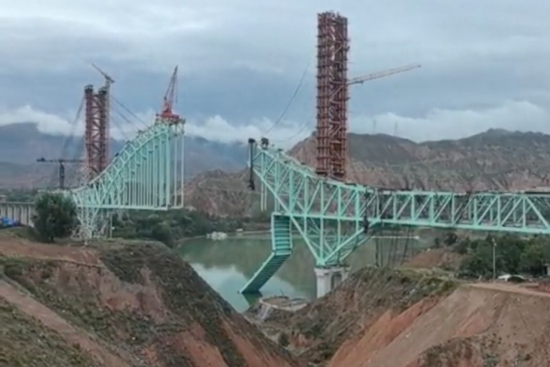 Kondisi konstruksi jembatan di jalur Qinghai dari Jalur Kereta Api Sichuan-Qinghai di Provinsi Qinghai. (Tangakapan Layar Video/REUTERS) Kondisi konstruksi jembatan di jalur Qinghai dari Jalur Kereta Api Sichuan-Qinghai di Provinsi Qinghai. (Tangakapan Layar Video/REUTERS)