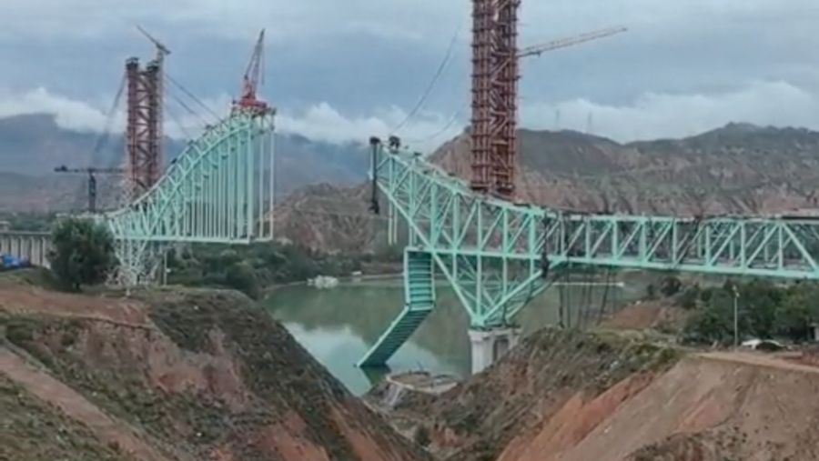 Kondisi konstruksi jembatan di jalur Qinghai dari Jalur Kereta Api Sichuan-Qinghai di Provinsi Qinghai. (Tangakapan Layar Video/REUTERS)