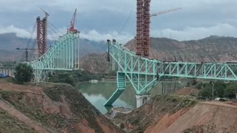 Kondisi konstruksi jembatan di jalur Qinghai dari Jalur Kereta Api Sichuan-Qinghai di Provinsi Qinghai. (Tangakapan Layar Video/REUTERS)