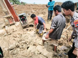 Tim SAR Kembali Temukan Bagian Tubuh Pekerja Timah yang Tertimbun Longsor