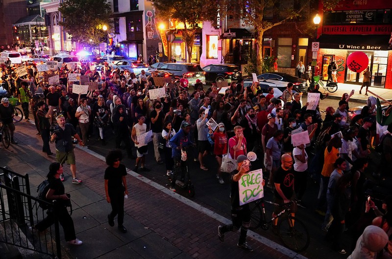 Para demonstran berpartisipasi dalam protes di U Street, setelah Presiden AS Donald Trump mengerahkan Garda Nasional dan memerintahkan peningkatan kehadiran aparat penegak hukum federal untuk membantu pencegahan kejahatan, di Washington, D.C., AS, Sabtu (23/8/2025). (REUTERS/Aaron Schwartz) Para demonstran berpartisipasi dalam protes di U Street, setelah Presiden AS Donald Trump mengerahkan Garda Nasional dan memerintahkan peningkatan kehadiran aparat penegak hukum federal untuk membantu pencegahan kejahatan, di Washington, D.C., AS, Sabtu (23/8/2025). (REUTERS/Aaron Schwartz)