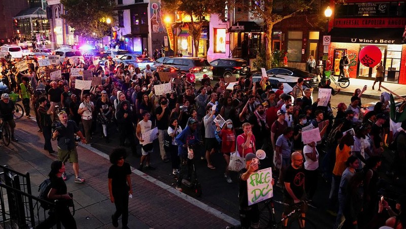 Para demonstran berpartisipasi dalam protes di U Street, setelah Presiden AS Donald Trump mengerahkan Garda Nasional dan memerintahkan peningkatan kehadiran aparat penegak hukum federal untuk membantu pencegahan kejahatan, di Washington, D.C., AS, Sabtu (23/8/2025). (REUTERS/Aaron Schwartz)