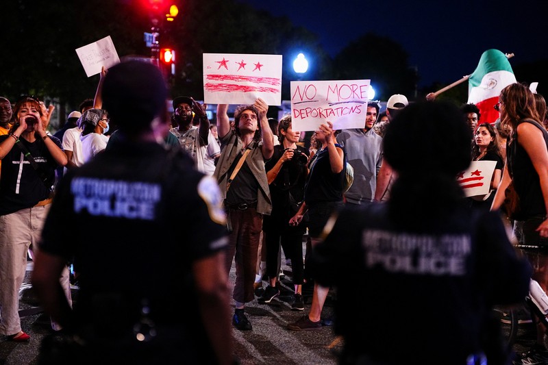 Para demonstran berpartisipasi dalam protes di U Street, setelah Presiden AS Donald Trump mengerahkan Garda Nasional dan memerintahkan peningkatan kehadiran aparat penegak hukum federal untuk membantu pencegahan kejahatan, di Washington, D.C., AS, Sabtu (23/8/2025). (REUTERS/Aaron Schwartz) Para demonstran berpartisipasi dalam protes di U Street, setelah Presiden AS Donald Trump mengerahkan Garda Nasional dan memerintahkan peningkatan kehadiran aparat penegak hukum federal untuk membantu pencegahan kejahatan, di Washington, D.C., AS, Sabtu (23/8/2025). (REUTERS/Aaron Schwartz)