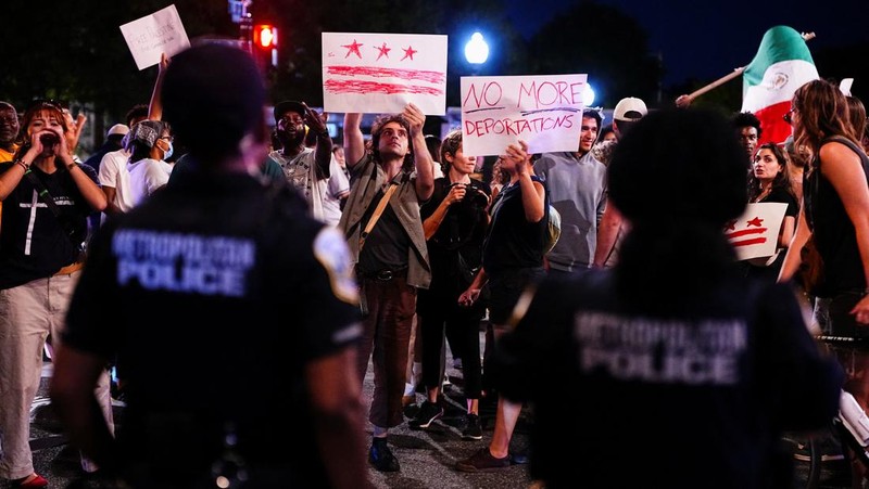 Para demonstran berpartisipasi dalam protes di U Street, setelah Presiden AS Donald Trump mengerahkan Garda Nasional dan memerintahkan peningkatan kehadiran aparat penegak hukum federal untuk membantu pencegahan kejahatan, di Washington, D.C., AS, Sabtu (23/8/2025). (REUTERS/Aaron Schwartz)