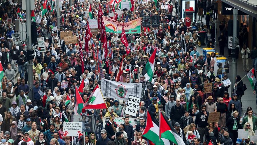 Para demonstranikut serta dalam protes 'Pawai Nasional untuk Palestina' di Sydney, Australia, Minggu (24/8/2025).(REUTERS/Hollie Adams)