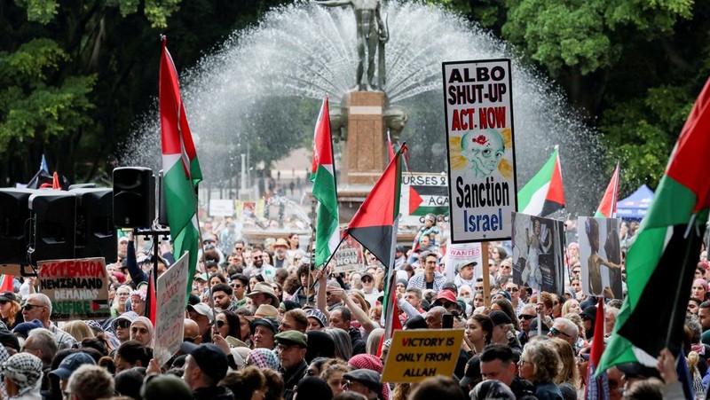 Para demonstranikut serta dalam protes 'Pawai Nasional untuk Palestina' di Sydney, Australia, Minggu (24/8/2025).(REUTERS/Hollie Adams)