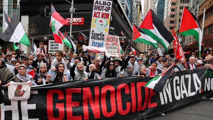 Para demonstranikut serta dalam protes 'Pawai Nasional untuk Palestina' di Sydney, Australia, Minggu (24/8/2025).(REUTERS/Hollie Adams)