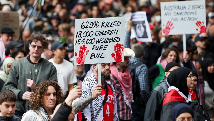 Para demonstranikut serta dalam protes 'Pawai Nasional untuk Palestina' di Sydney, Australia, Minggu (24/8/2025).(REUTERS/Hollie Adams)