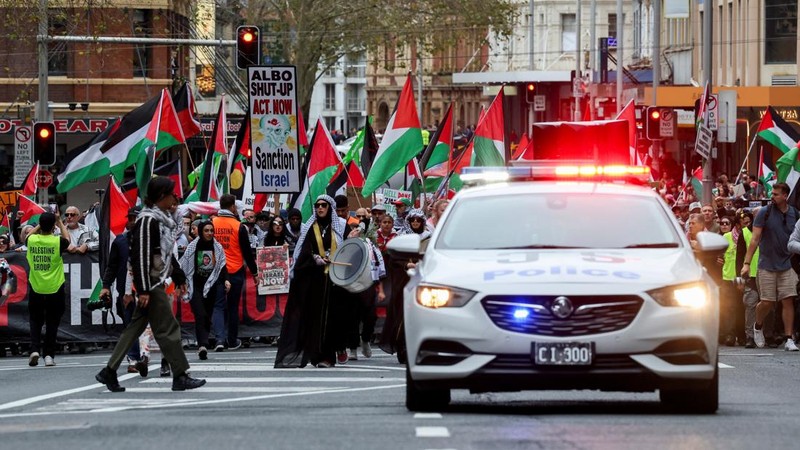 Para demonstranikut serta dalam protes 'Pawai Nasional untuk Palestina' di Sydney, Australia, Minggu (24/8/2025).(REUTERS/Hollie Adams)