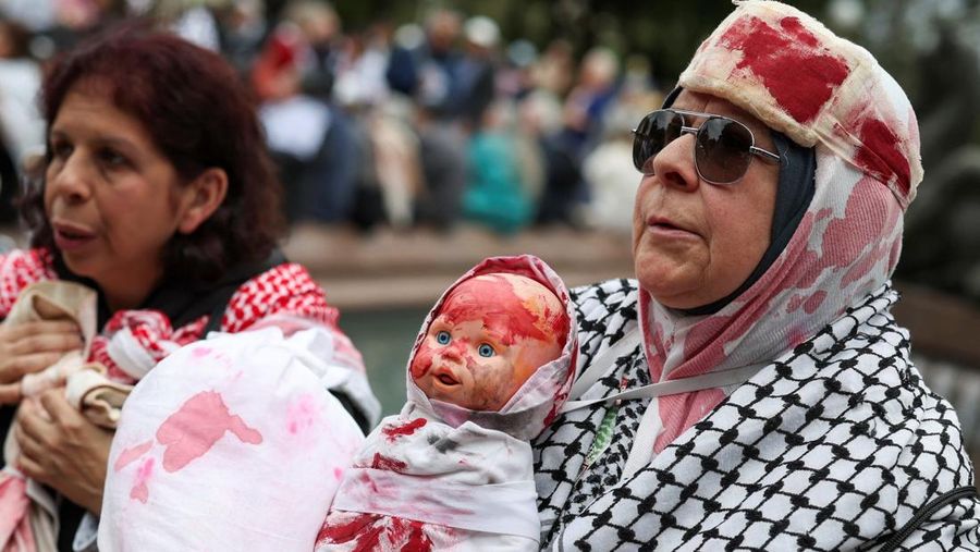 Para demonstranikut serta dalam protes 'Pawai Nasional untuk Palestina' di Sydney, Australia, Minggu (24/8/2025).(REUTERS/Hollie Adams)