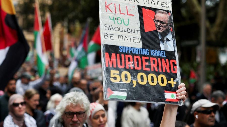 Para demonstranikut serta dalam protes 'Pawai Nasional untuk Palestina' di Sydney, Australia, Minggu (24/8/2025).(REUTERS/Hollie Adams)