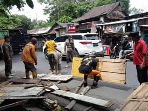 Pemkot Makassar Tertibkan 35 Pedagang Kerap Bikin Macet di Jalan Leimena