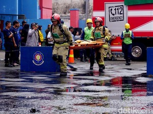 Serunya Petugas Damkar Ikuti Perlombaan Surabaya Fire Skill Competition