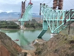 Video: Proyek Jembatan Kereta Api Ambruk, 12 Orang Tewas