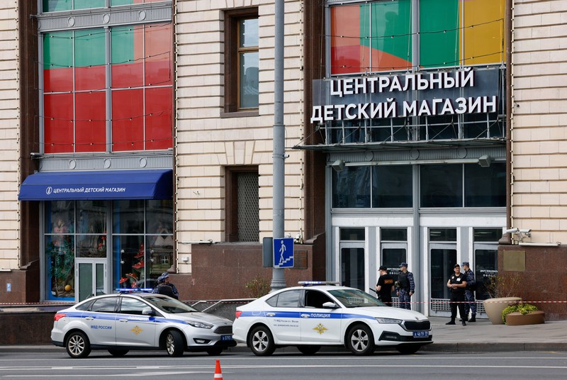 Suasana pasca ledakan pada toko mainan Moskow, Rusia, Minggu (24/8/2025). (REUTERS/Yulia Morozova)