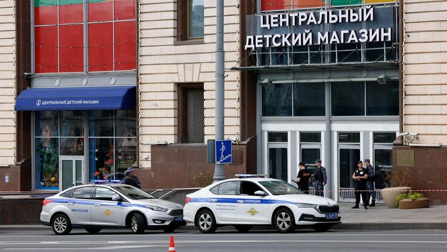 Suasana pasca ledakan pada toko mainan Moskow, Rusia, Minggu (24/8/2025). (REUTERS/Yulia Morozova)