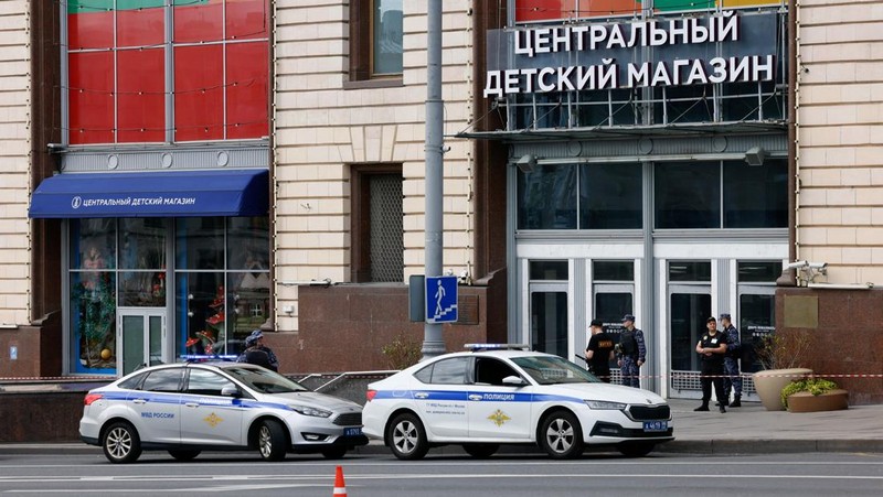Suasana pasca ledakan pada toko mainan Moskow, Rusia, Minggu (24/8/2025). (REUTERS/Yulia Morozova)