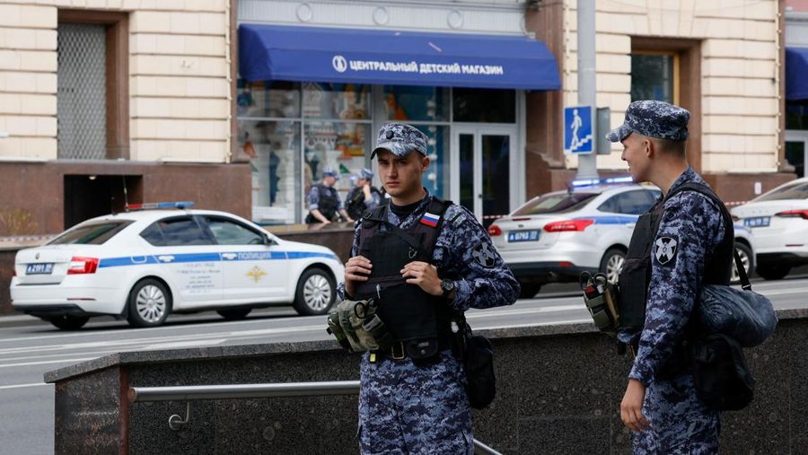 Suasana pasca ledakan pada toko mainan Moskow, Rusia, Minggu (24/8/2025). (REUTERS/Yulia Morozova)