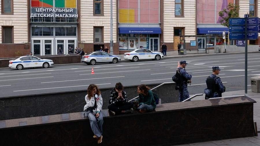 Suasana pasca ledakan pada toko mainan Moskow, Rusia, Minggu (24/8/2025). (REUTERS/Yulia Morozova)