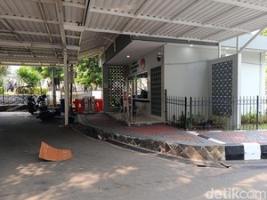 Video Sisa-sisa Demo DPR Kemarin: Pos Tanpa Kaca-Ada Bekas Motor Terbakar