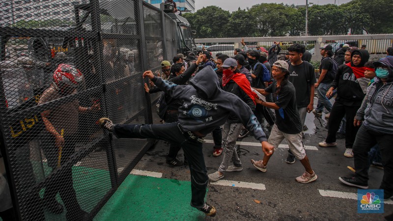 Aparat kepolisian memukul mundur massa demo 25 Agustus di depan kompleks parlemen, Jakarta, dengan menyemprotkan water cannon, Senin (25/8) siang. (CNBC Indonesia/Faisal Rahman) Aparat kepolisian memukul mundur massa demo 25 Agustus di depan kompleks parlemen, Jakarta, dengan menyemprotkan water cannon, Senin (25/8) siang. (CNBC Indonesia/Faisal Rahman)