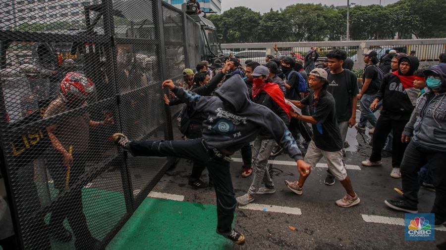Aparat kepolisian memukul mundur massa demo 25 Agustus di depan kompleks parlemen, Jakarta, dengan menyemprotkan water cannon, Senin (25/8) siang. (CNBC Indonesia/Faisal Rahman)