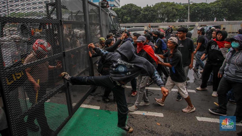 Aparat kepolisian memukul mundur massa demo 25 Agustus di depan kompleks parlemen, Jakarta, dengan menyemprotkan water cannon, Senin (25/8) siang. (CNBC Indonesia/Faisal Rahman)