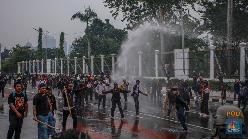 Aparat kepolisian memukul mundur massa demo 25 Agustus di depan kompleks parlemen, Jakarta, dengan menyemprotkan water cannon, Senin (25/8) siang. (CNBC Indonesia/Faisal Rahman) Aparat kepolisian memukul mundur massa demo 25 Agustus di depan kompleks parlemen, Jakarta, dengan menyemprotkan water cannon, Senin (25/8) siang. (CNBC Indonesia/Faisal Rahman)