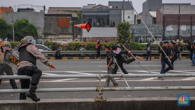 Aparat kepolisian memukul mundur massa demo 25 Agustus di depan kompleks parlemen, Jakarta, dengan menyemprotkan water cannon, Senin (25/8) siang. (CNBC Indonesia/Faisal Rahman)