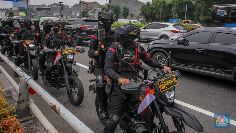 Aparat kepolisian memukul mundur massa demo 25 Agustus di depan kompleks parlemen, Jakarta, dengan menyemprotkan water cannon, Senin (25/8) siang. (CNBC Indonesia/Faisal Rahman)
