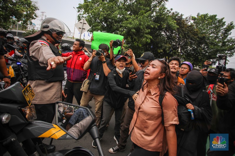 Aparat kepolisian memukul mundur massa demo 25 Agustus di depan kompleks parlemen, Jakarta, dengan menyemprotkan water cannon, Senin (25/8) siang. (CNBC Indonesia/Faisal Rahman) Aparat kepolisian memukul mundur massa demo 25 Agustus di depan kompleks parlemen, Jakarta, dengan menyemprotkan water cannon, Senin (25/8) siang. (CNBC Indonesia/Faisal Rahman)
