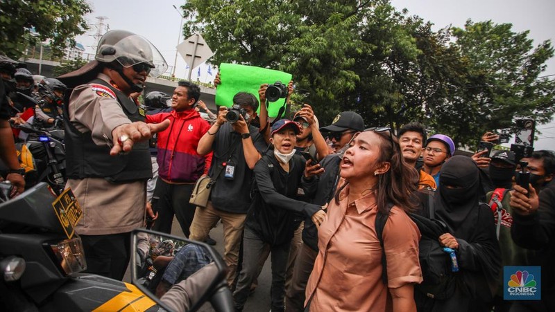 Aparat kepolisian memukul mundur massa demo 25 Agustus di depan kompleks parlemen, Jakarta, dengan menyemprotkan water cannon, Senin (25/8) siang. (CNBC Indonesia/Faisal Rahman)