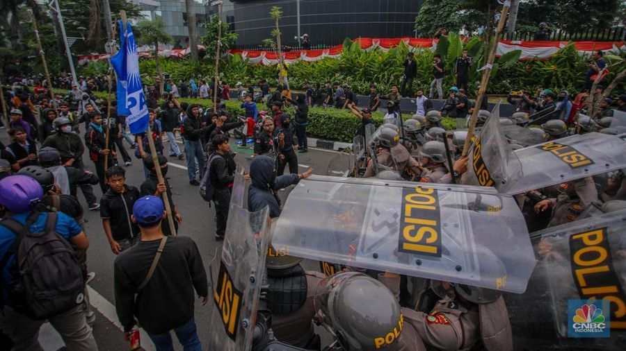 Aparat kepolisian memukul mundur massa demo 25 Agustus di depan kompleks parlemen, Jakarta, dengan menyemprotkan water cannon, Senin (25/8) siang. (CNBC Indonesia/Faisal Rahman)