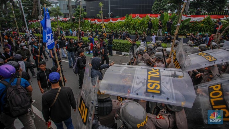 Aparat kepolisian memukul mundur massa demo 25 Agustus di depan kompleks parlemen, Jakarta, dengan menyemprotkan water cannon, Senin (25/8) siang. (CNBC Indonesia/Faisal Rahman)