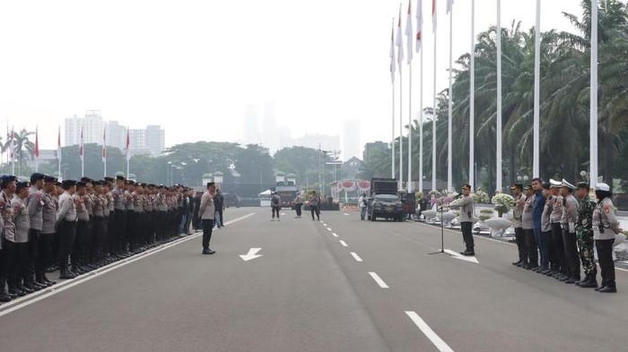 Apel polisi mengantisipasi unjuk rasa di depan gedung DPR/MPR/DPD, Senayan, Jakarta Pusat, Senin (25/8/2025).