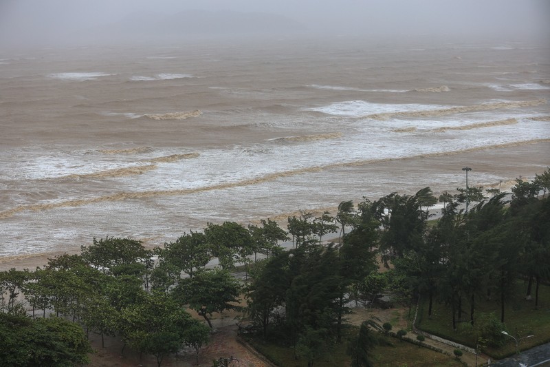 A doorway of a hotel is reinforced by sandbags and an aluminium frame as Typhoon Kajiki approaches in Nghe An province, Vietnam, August 25, 2025. REUTERS/Minh Nguyen REFILE - CORRECTING FROM 